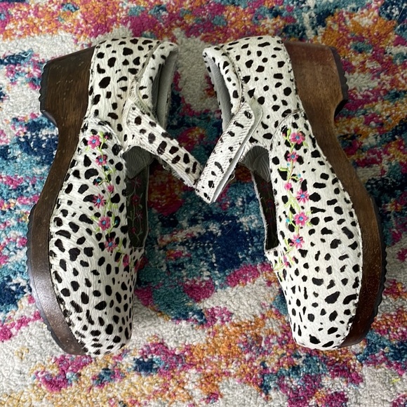 Hanna Andersson dotted calf hair embroidered clogs - Picture 4 of 11